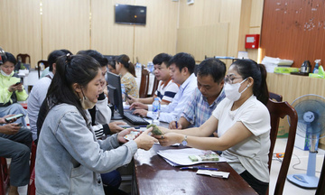 Chính quyền phục vụ: Nhìn từ việc tặng quà mừng 2/9 cho người dân