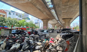 Cận cảnh các bãi trông giữ ô tô, xe máy “nêm chặt” gầm cầu ở Hà Nội