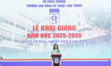 Thứ trưởng Phan Thị Thắng dự lễ khai giảng tại Trường Cao đẳng Kỹ thuật Cao Thắng