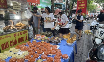 Hà Nội: Sôi động chợ sáng ngày Rằm tháng 7