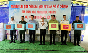 Mang hơi ấm đất liền đến với quân và dân Hòn Khoai, Hòn Chuối