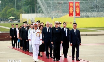 Toàn quyền Australia Sam Mostyn vào Lăng viếng Chủ tịch Hồ Chí Minh