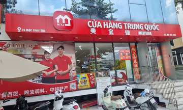 Siêu thị đồ ăn vặt  tiếp tục bán hàng không có nhãn phụ tiếng Việt