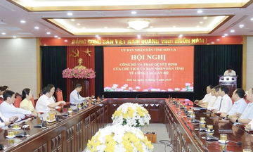 Sơn La: Công bố, trao quyết định về công tác cán bộ tại các sở, ngành