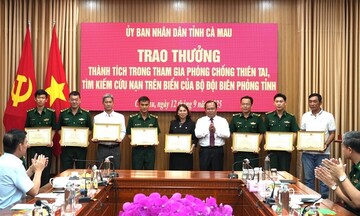 Cà Mau: Khen thưởng ngư dân cùng Bộ đội Biên phòng cứu người gặp nạn