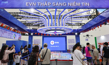 Triển lãm A80 dần khép lại, gian trưng bày của EVN vẫn sôi động