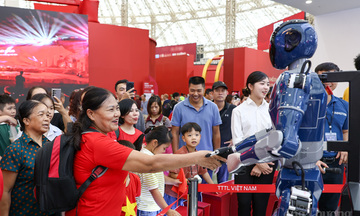 Robot, VR, 3D Mapping: Những điểm chạm công nghệ tại Triển lãm 80 năm