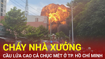 Cháy nhà xưởng, cầu lửa cao cả chục mét ở TP. Hồ Chí Minh