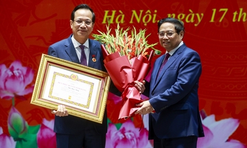 Bộ trưởng Bộ Dân tộc và Tôn giáo nhận Huy hiệu 40 năm tuổi Đảng