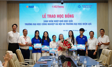 Báo Công Thương cùng các đơn vị trao học bổng tặng sinh viên vượt khó