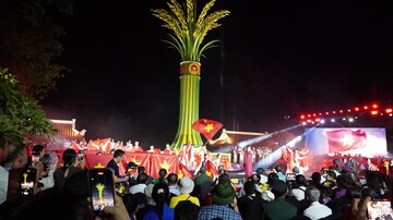 'Dòng sông Hoa lửa' tại bến phà Long Đại tri ân anh hùng liệt sĩ