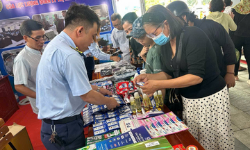 Quản lý thị trường nhận diện hàng thật – Hàng giả tại hội chợ
