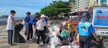 TP. Hồ Chí Minh: Hơn 600 người tham gia dọn dẹp bờ biển Vũng Tàu