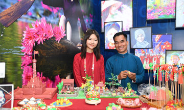 Công chúa Nhật Bản và du khách 'mê' tò he Việt Nam