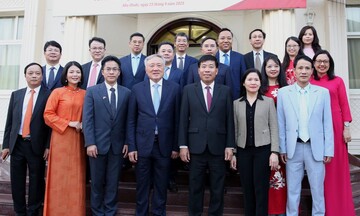Phó Thủ tướng Thường trực Nguyễn Hòa Bình thăm Đại sứ quán Việt Nam tại UAE