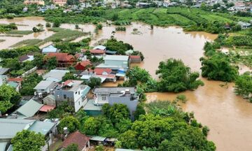 Bão số 10 (Bualoi) di chuyển thần tốc, mưa lớn, nguy cơ lũ lụt
