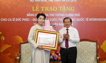 Ca sĩ Đức Phúc nhận bằng khen của Thủ tướng Chính phủ 