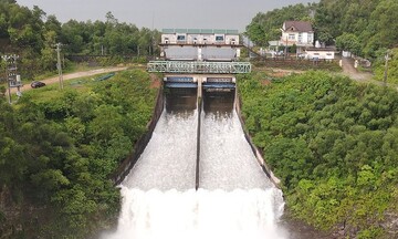 Hà Tĩnh mưa trắng trời, nhiều hồ chứa đồng loạt xả tràn