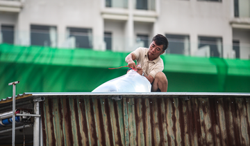 Chưa khắc phục xong thiên tai, người dân Hà Tĩnh lại tất tả ứng phó bão số 10