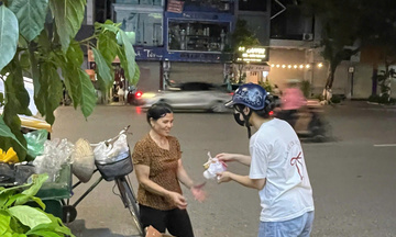 Những bạn trẻ và hành trình gieo yêu thương qua 'Đêm ấm'