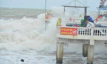 Ven biển Thanh Hóa: Sóng lớn dồn dập trước giờ bão số 10 đổ bộ