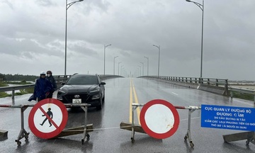 Bão số 10 áp sát, cấm phương tiện đi qua cầu nối Nghệ An – Hà Tĩnh
