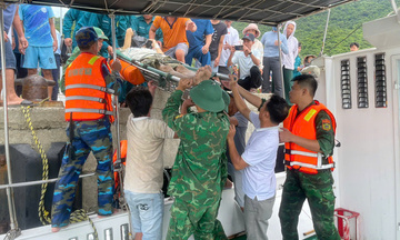 Đà Nẵng: Kịp thời đưa 2 người bệnh nặng ở Cù Lao Chàm vào bờ cấp cứu