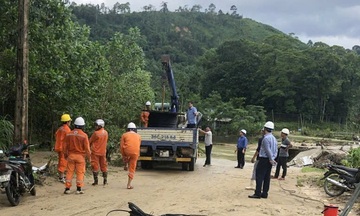 Bão số 10 gây mất điện tại 103 xã, phường của tỉnh Thanh Hóa