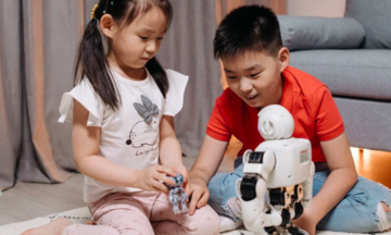 Đồ chơi công nghệ, robot ‘hút’ khách dịp tết Trung thu