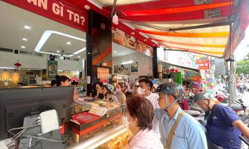 TP. Hồ Chí Minh: Người dân xếp hàng mua bánh trung thu truyền thống