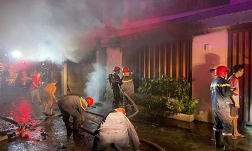 Hà Tĩnh: Cứu sống 4 người dân mắc kẹt trong ngôi nhà bốc cháy dữ dội