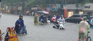 Hà Nội: Mưa lớn đường phố ngập sâu, người dân chật vật tìm đường về nhà
