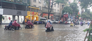 Trường học Hà Nội bố trí cho học sinh ăn tối khi nhiều tuyến phố ngập