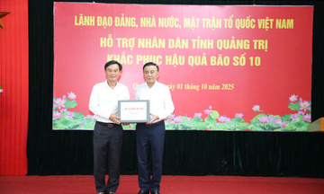 Thường trực Ban Bí thư Trần Cẩm Tú thăm, động viên nhân dân Quảng Trị khắc phục bão