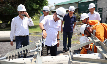 Tổng giám đốc EVNCPC thăm, động viên lực lượng khắc phục sự cố điện tại Quảng Trị sau bão số 10