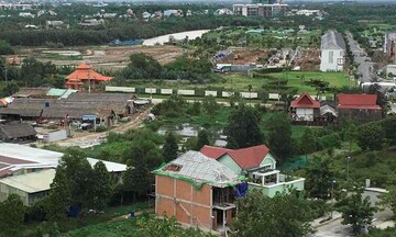 Nhà đầu tư ‘mắc kẹt’ với đất nền ven đô giá 200 triệu/m2