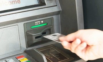 Hướng dẫn xử lý khi bị nuốt thẻ tại cây ATM khác ngân hàng