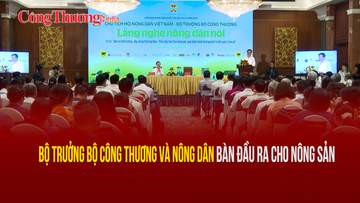 Bộ trưởng Bộ Công Thương và nông dân bàn đầu ra cho nông sản