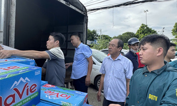 Hà Nội tích cực hỗ trợ người dân khắc phục hậu quả sau mưa ngập
