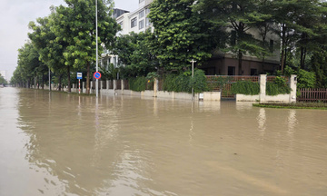 Sáng 1/10, một số tuyến phố vẫn ngập sau mưa lớn