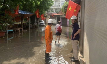 Hà Nội: Các địa phương và ngành điện nỗ lực khắc phục hậu quả mưa lũ