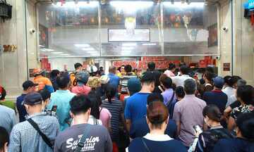 Người dân Hà Nội xếp hàng dài mua bánh trung thu truyền thống