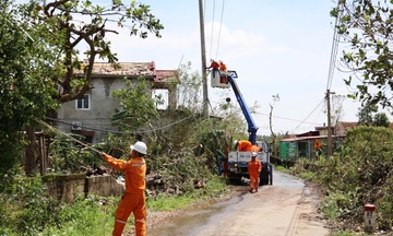 Sáng 2/10, gần 3,6 triệu khách hàng được cấp điện trở lại sau bão số 10
