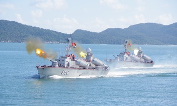 Cận cảnh huấn luyện bắn đạt thật trên vùng biển Quảng Ninh