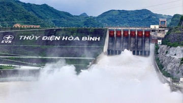 Tối và đêm 3/10 - Hồ Thủy điện Hòa Bình mở 2 cửa xả đáy