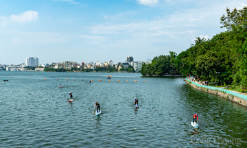 Lần đầu chèo SUP 'đổ bộ' Hồ Tây, khuấy động Giải Thuyền rồng 2025