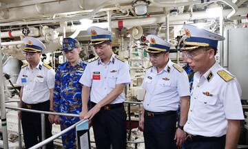 Phó Đô đốc Nguyễn An Phong kiểm tra toàn diện Vùng 5 Hải quân