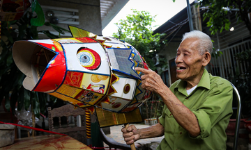 Cụ ông biến phế liệu thành những chiếc đèn trung thu lấp lánh
