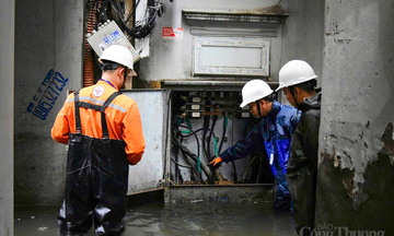 Cán bộ EVNHANOI đội mưa, đi từng ngõ nhỏ hướng dẫn dân vùng ngập