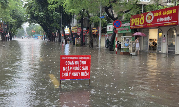 Hà Nội mưa lớn do hoàn lưu bão số 11: Người dân chủ động ứng phó ngập